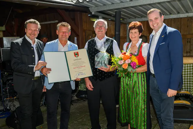 Bürgermeister Christian Scheider, Vizebürgermeister Patrick Jonke und Gemeinderat Wolfgang Germ gratulierten Helga und Josef Preduschnigg zur Verleihung der Dank- und Anerkennungsurkunde anlässlich des 50-Jahr-Jubiläums vom Gasthaus Pirker. | Foto: StadtKommunikation / Hude