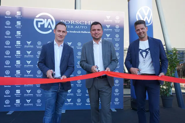 David Plattner (VW PKW Markenleitung), Christoph Erlmoser ( Geschäftsführung Porsche Innsbruck) und Peter Ensfellner ( SEAT/CUPRA Markenleitung). | Foto: Martina Obertimpfler 