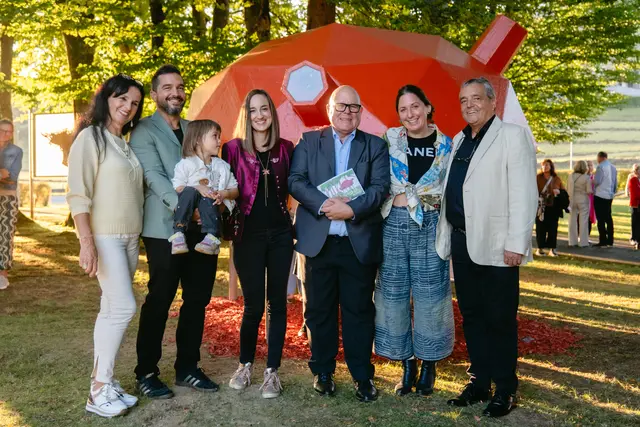Künstlerin Stephka Klaura, Kulturpublizist Igor Pucker, ehem. Kulturwerkstattleiterin Ingrid Gasser, neue Kulturwerkstattleiterin Claudia Gasser, Chef Fabian Gasser und Seniorchef Franz Gasser (v.l.n.r.). | Foto: Holzbau Gasser