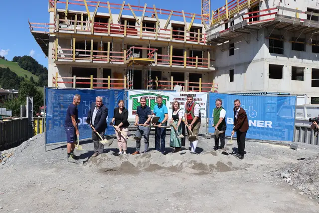 Im Zentrum von Niederau soll bis 2027 ein neuer Dorfplatz mit Musikpavillon und Ausschank-Gebäude entstehen. Der Spatenstich fand Ende August statt. | Foto: Christiane Nimpf