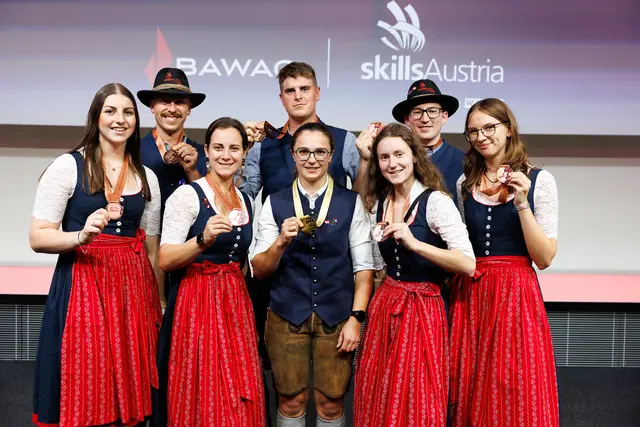 Stefan Lanzl (hinten Mitte), Sophie Bretterklieber (vorne 2.v.l.) und Eva Manninger (vorne rechts) | Foto: SkillsAustria