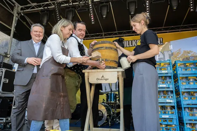 Die Bieranstich durfte die Bezirksvorsteherin selbst durchführen.  | Foto: Rene Brunhölzl/MeinBezirk