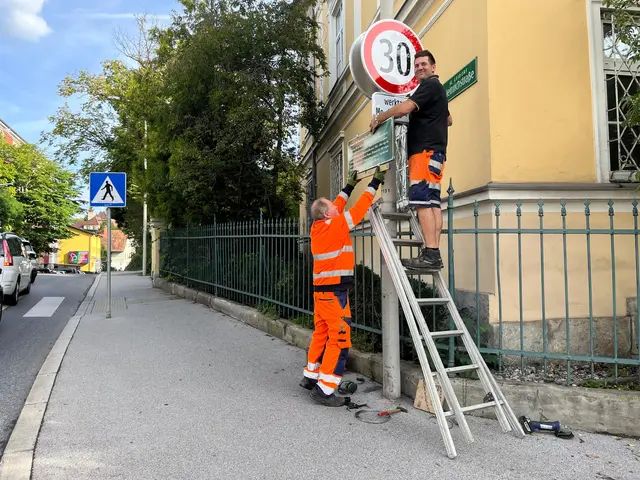 Kevin Schere und Hubert Schneller von der A16 des Landes Steiermark bei der Anbringung der neuen Tafel.
 | Foto: Stadt Graz