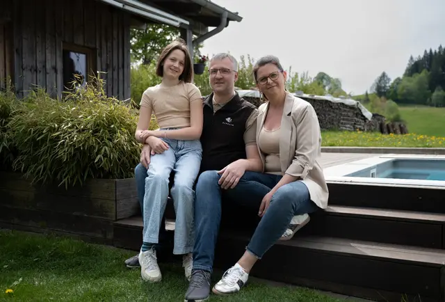Evelyn (42) und Andreas Besenbeck (46) mit Tochter Maria (10). | Foto: Melanie Hinterreiter Photography