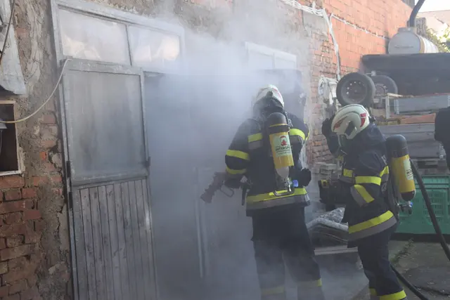 Die Feuerwehr betrat mit Atemschutz die Scheune und suchte die Personen mithilfe von Wärmebildkameras. | Foto: MeinBezirk / Leonie Herrmann