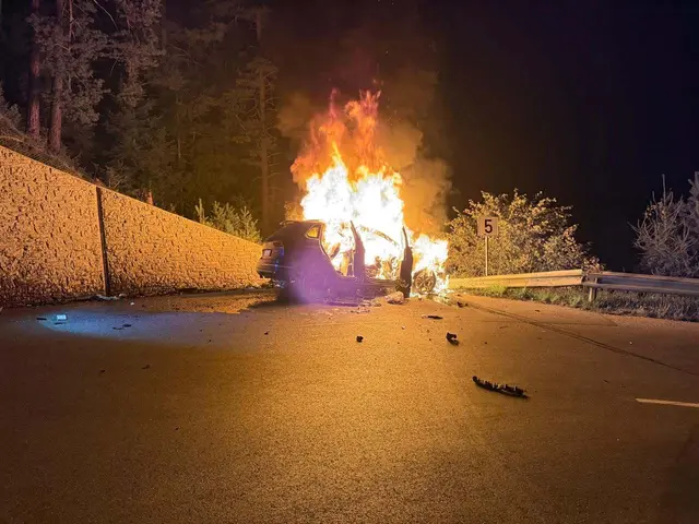 Der Fahrer konnte noch rechtzeitig aus dem Auto gerettete werden. | Foto: FF Fiss