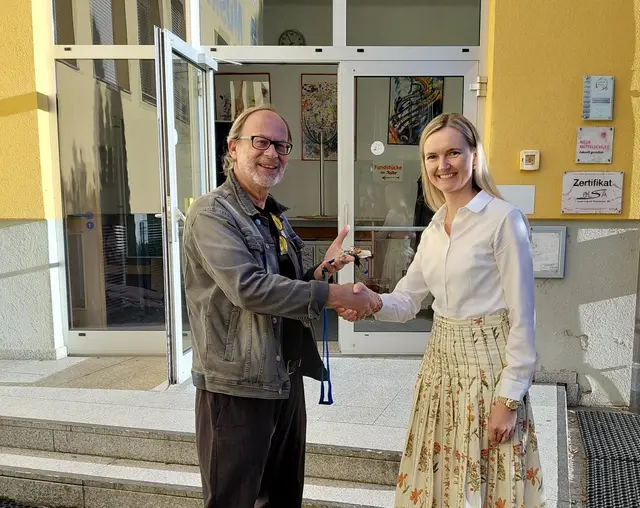 Musik- und Englischlehrer Hans Unterweger übergab die Schlüssel an die neue Direktorin Tatjana Lipp. | Foto: MS Kirchberg