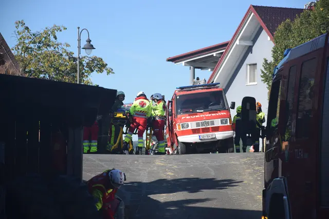 Die ersten Rettungskräfte trafen am Übungsort ein. | Foto: MeinBezirk / Leonie Herrmann