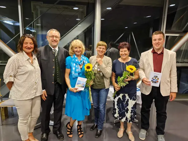 Zahlreiche Ehrengäste gratulierten Krista Theuermann zu ihrer gelungenen Lesung. | Foto: Krista Theuermann