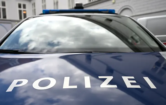 Eigentlich wollten Passanten einem Betrunkenen nach einem Sturz nur zur Hilfe kommen. Doch dieser zückte kurzerhand eine Waffe. (Symbolfoto) | Foto: HELMUT FOHRINGER / APA / picturedesk.com