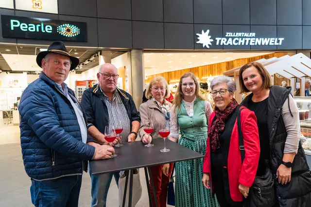 Mit Sturm und Kastanien wird wieder das WEZ-Herbstfest gefeiert, Centerleiterin Nadine Schleifer (3. v. r.) freut sich schon darauf. | Foto: WEZ