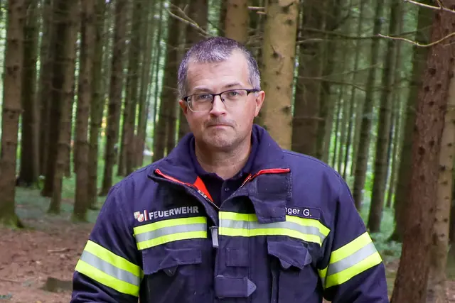Feuerwehrkommandant Gerald Lindinger von den Floriani aus Sattledt bekam kurz vor sechs Uhr morgens den Einsatzbefehl und rückte mit seiner Mannschaft aus, um Emil zu transportieren. | Foto: laumat.at