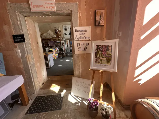 Auch Künstlerinnen und Künstler stellten ihre Werke aus | Foto: Lisa Stöckl