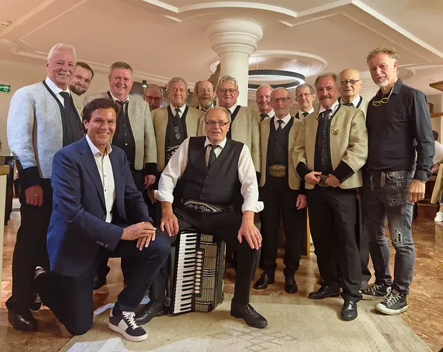 Zum Abschluss des Wirtshaussingens 2025 im Hotel Der Neuwirt: (v.l.) Obmann Wilhelm Rauch, Prokurist Max Stock (Sparkasse Schwaz), Chorleiter Johann Rainer und Gastgeber Christian Rauch mit dem Männergesangverein Mayrhofen, der heuer 32-mal aufgetreten ist. | Foto: Sparkasse Schwaz