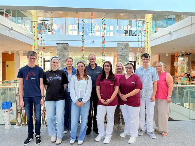 Beim Vernetzungstreffen am 3. September im Seniorium Bad Kreuzen. Am Foto von links Lorenz Bindreiter, Juliane Aigner, Lehrlingsausbildnerin Katharina Kastler (Perg), Anja Katzenhofer, Heimleiter Hubert Naderer (Bad Kreuzen), Simone Ginzler, Leitung für Betreuung und Pflege Eveline Lehner (Bad Kreuzen), Julia Laister, Niklas Aigner und Lehrlingsausbildnerin Andrea Stadlbauer-Stummer (Bad Kreuzen). Nicht am Bild Lehrlingsausbildnerin Judith Dorninger (Schwertberg) und SHV-Perg-Gesamtausbildungsleiterin Sophia Kamleitner. | Foto: SHV Perg