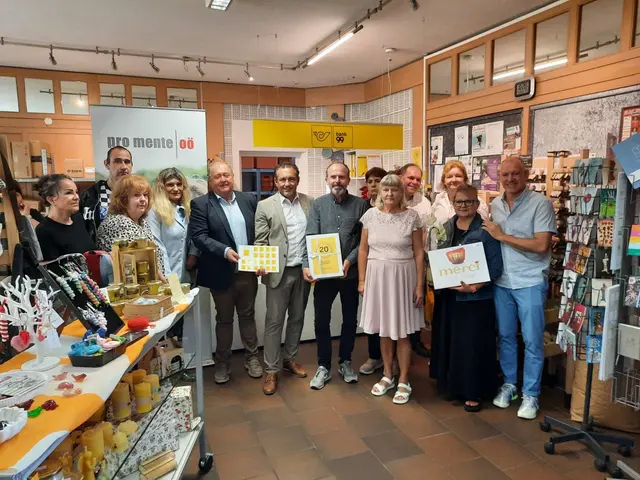 Margarete Brandstötter, Regina Greil, Markus Bichlwagner, Svetlana Panic, alle vier pro mente Oberösterreich, Anton Krautgartner, Leiter Vertrieb Postpartner, Österreichische Post, Richard Kerbl, Bürgermeister der Marktgemeinde Sierning, Markus Hofer, Andrea Mayer, Getrude Stanp, alle drei pro mente Oberösterreich, Siegfried Gruber, Postpartner Betreuer, Österreichische Post, Angelika Sinzinger, Catrin Gruber und Roland Palmetshofer, alle pro mente Oberösterreich. (v.l.) | Foto: Post AG/Pro Mente