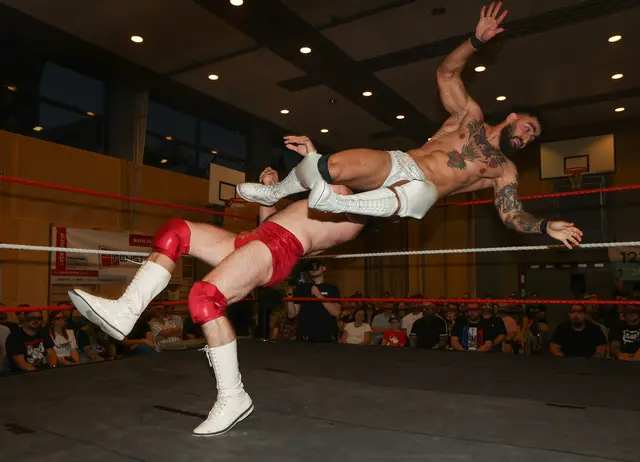 Darius mit einem Tritt gegen Ricky Sky. | Foto: Alex Singer