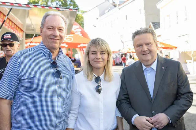 (v.l.n.r.) Ehemaliger Bezirksvorsteher Franz Prokop, Bezirksvorsteherin Stefanie Lamp und Bürgermeister Michael Ludwig (alle SPÖ) waren bei der Eröffnung zugegen.  | Foto: Rene Brunhölzl/MeinBezirk