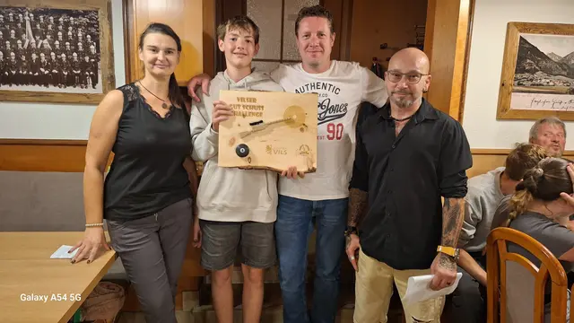 v.l. Die Obfrau der Sportschützen Vils Ute Huter, die Sieger Noel und Robert Doser und der Obmann des Billard-Clubs Vils Markus Reis. | Foto: BCV 