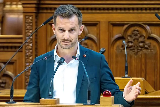 Peter Kraus (Grüne) sprach von "planlosen und herzlosen" Einsparungen der Stadtregierung. | Foto:  Michael Indra / SEPA.Media / picturedesk.com