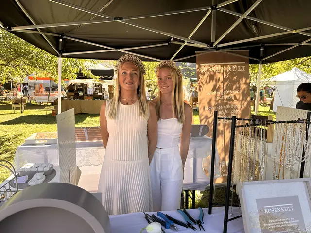 "Rosenkult" kreiert und fertigt einzigarten Schmuck durch die Wiederverwendung getragener Süßwasserperlen. Alte Schmuckstücke werden durch Upcycling in einzigartige Armbänder, etc verwandelt. | Foto: Lisa Stöckl