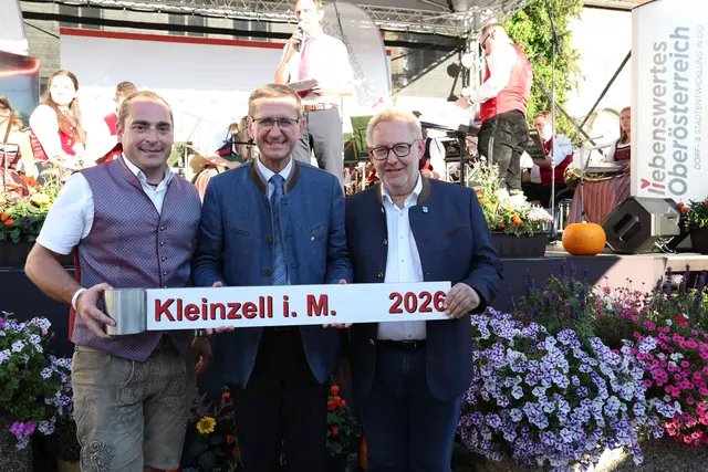 Die Ortsbildmesse 2026 wird in Kleinzell über die Bühne gehen. V. l.: Bürgermeister Norbert Weber, Frankenburg, Wirtschafts- und Raumordnungs-Landesrat Markus Achleitner und Kleinzells Bürgermeister Klaus Falkinger. | Foto: Land OÖ/Daniela Sternberger