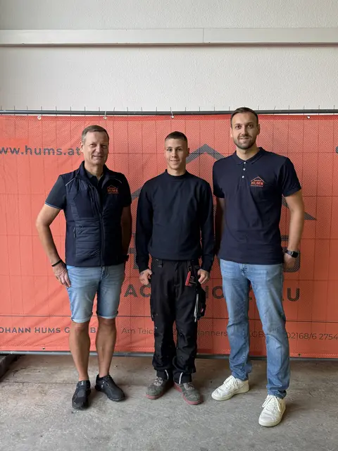 Geschäftsführer Johann Hums, Lehrling Luca Pravits und Juniorchef Christian Hums  | Foto: Hums