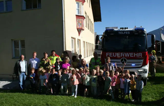 Auch die Kinder des angrenzenden Kindergartens kamen, um sich die Einsatzübung aus der Nähe anzuschauen.  | Foto: Mair