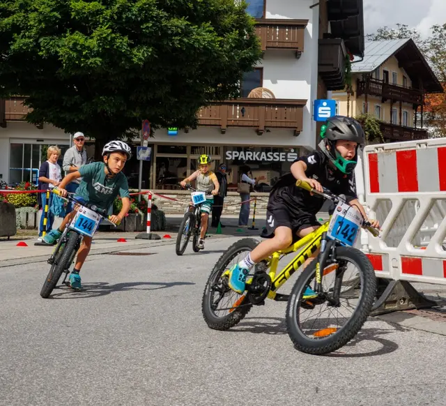 Rasant ging es um die Kurve beim Kinderradrennen in der Gemeinde Fügen.  | Foto: RC Fügen