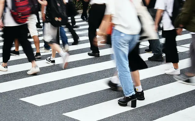 Wann wird das Zu-Fuß-Gehen als attraktive und sichere Alternative zu anderen Möglichkeiten der Fortbewegung gesehen? | Foto: unsplash/Chris Barbalis