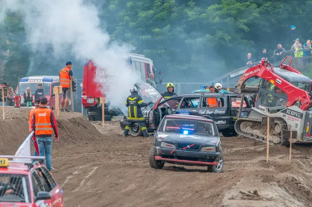 Die Stockcar-Rennen sorgten für spektakuläre Szenen auf der Rietzer Motocross-Strecke. | Foto: Nobugs IT