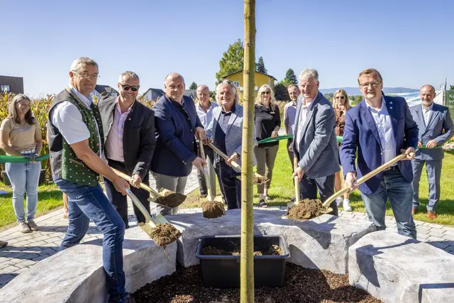 Die Ehrengäste pflanzten im Park des Gesundheitszentrums einen Lindenbaum. | Foto: Verena Kaiser
