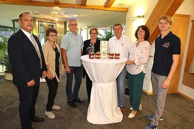 Der Vereinsvorstand rund um Obmann Alois Rauch (3. v. r.) mit Stadträtin Rosemarie Puchleitner (M.) und Prokurist Johann Gutl von der Raiffeisenbank Region Feldbach (l.) | Foto: MeinBezirk/Johann Schleich
