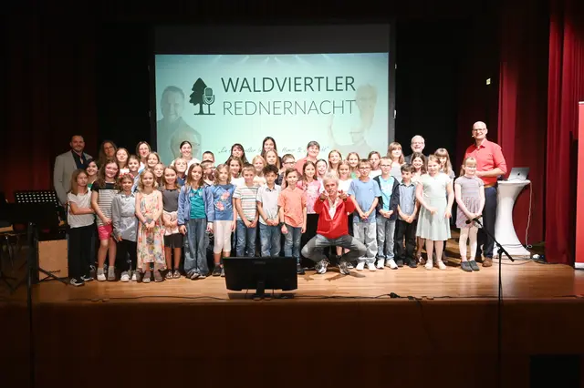 Gruppenfoto der Mitwirkenden mit Stargast Thomas Brezina | Foto: Manuel Forster