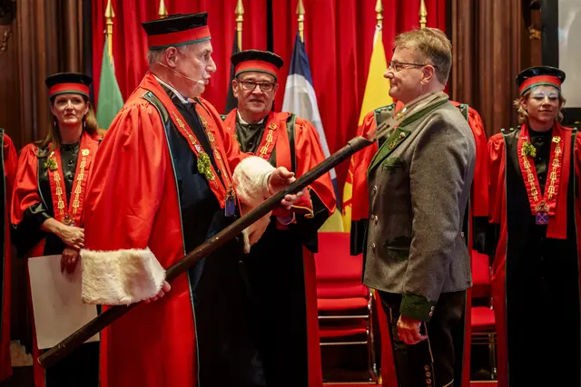 Hannes Heide wird zum Ehrenritter geschlagen. | Foto: Belgian Brewers