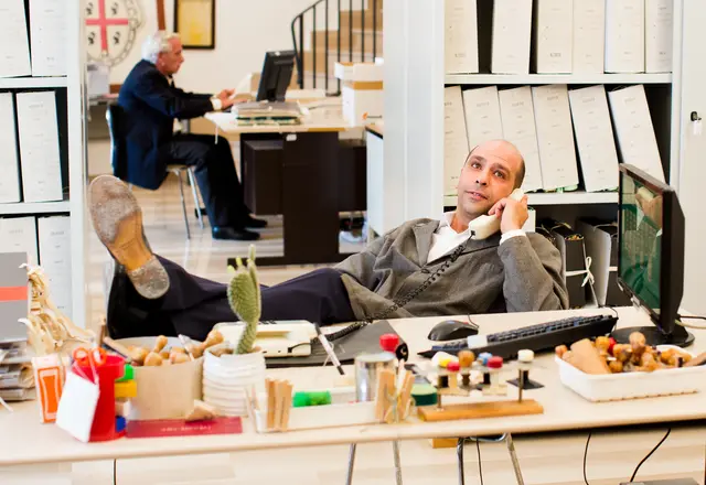 Fürchtet um seinen Posten: Wie sich das für einen unverheirateten Italiener gehört, wohnt Checco noch bei seinen Eltern. | Foto: Filmladen