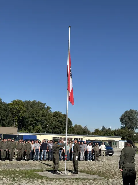 Die Fahne wehte auf Halbmast. | Foto: MeinBezirk/Birgit Bachhofner