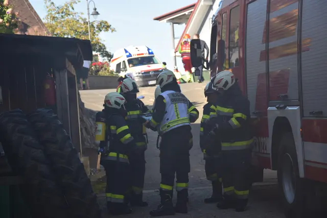 Die letzten Besprechungen, bevor die Feuerwehr den verrauchten Partyraum ohne jegliche Vorahnung betraten.  | Foto: MeinBezirk / Leonie Herrmann