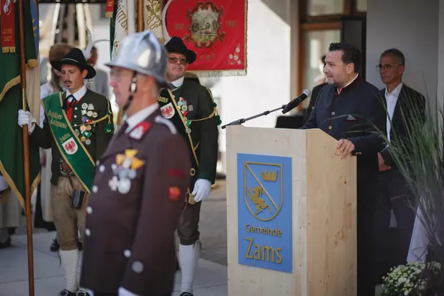 Bürgermeister Benedikt Lentsch: „Diese Fahne soll euch bei euren Festen begleiten und euch stets in ehrwürdiger Erinnerung behalten lassen, warum ihr diesen bedeutungsvollen Dienst - im Zeichen der Sicherheit und zum Wohle eurer Mitmenschen - leistet.“  | Foto: Elisabeth Zangerl 