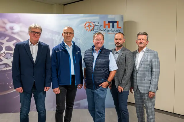 Das Präsidium (v.l.): Schulleiter Gerold Kornell, Markus Nagl (TEST-FUCHS GmbH.), Robert Pollmann (Pollmann Int. GmbH, in Stellvertretung von Markus Pollmann), Martin Steininger (RIEGL Laser Measurement Systems GmbH) und Johann Figl (Uhrmachermeister Figl KG) | Foto: Claus Kadrnoschka