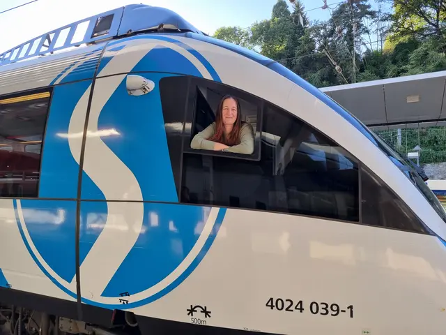 Conny im Führerhaus der S-Bahn. Im November finden noch die Prüfungen über die fünf verschiedenen Loktypen statt.  | Foto: Astrid Höbenreich-Mitteregger