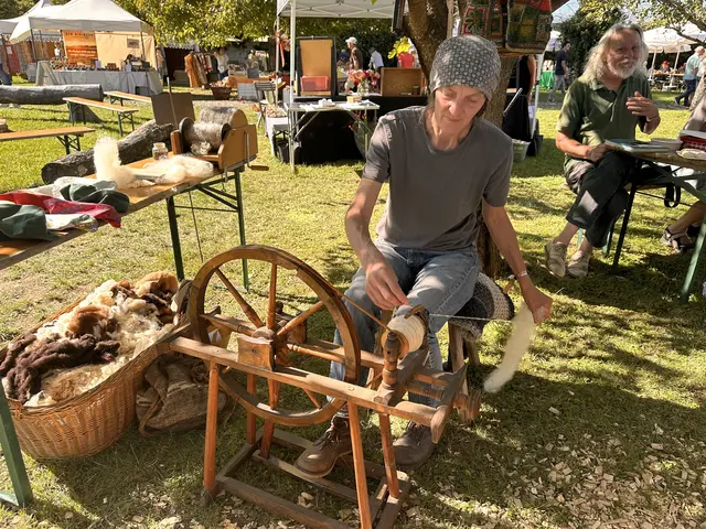Ein Spinnrad wurde vorgeführt. | Foto: Lisa Stöckl