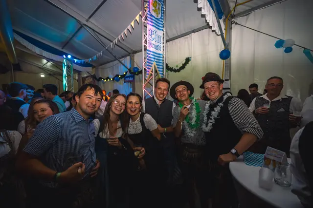 Warum in die Ferne schweifen? Zahlreiche Partygäste ließen sich das traditionelle Oktoberfest der FF Matrei nicht entgehen.  | Foto: Pernsteiner