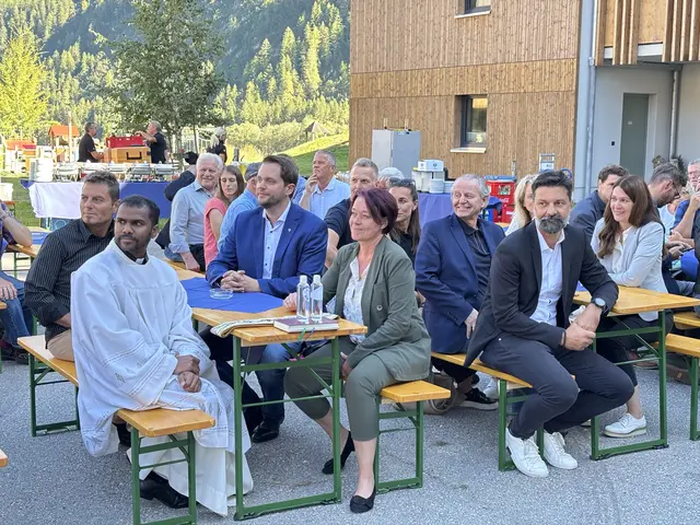 Die Vertreter der Gemeinde Holzgau und der Alpenländischen Wohnbaustätte konnten viele Gäste und natürlich Bewohner bei der Hausübergabe begrüßen. | Foto: MeinBezirk/Günther Reichel