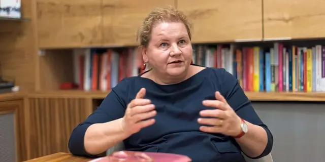 Sozialministerin Korinna Schumann (SPÖ) will mit einem neuen Anreizsystem die Beschäftigung von Menschen über 60 Jahren fördern. | Foto: Christian Fischer