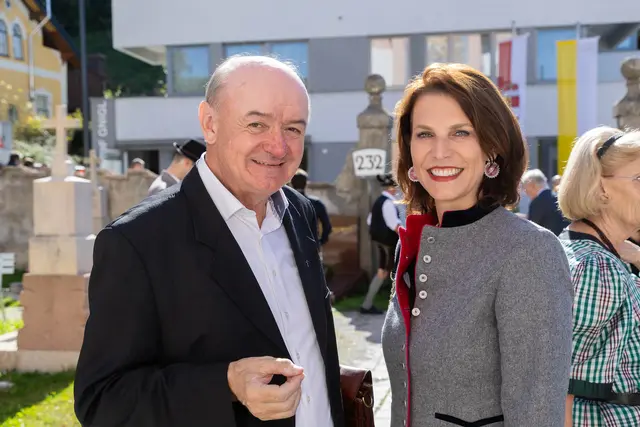 Landeshauptfrau Karoline Edtstadler mit Pfarrer Johann Schwaighofer | Foto: Land Salzburg/Neumayr/Hofer