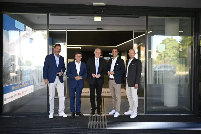 Lukas Reutterer (GF Haus der Digitalisierung), Bürgermeister Peter Eisenschenk, Gerhard Dafert (Vorstand der NÖ Landesgesundheitsagentur), Bernhard Kadlec (Vorstand der NÖ Landesgesundheitsagentur), Claus Zeppelzauer (GF Haus der Digitalisierung). | Foto: Imre Antal