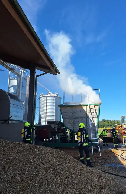 Ein Mitarbeiter entdeckte das Feuer im Hackschnitzelbunker. | Foto: FF Utzenaich/FF Stelzham