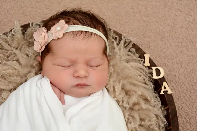 Name: Ida
Geburtsdatum: 20.08.2025
Gewicht: 3810 g
Größe: 51 cm
Eltern: Karina und Mike Meier aus Kapfenberg | Foto: Babysmile