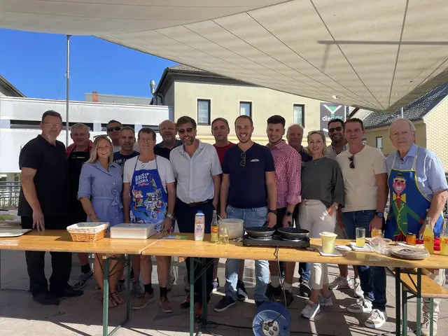 Wochenmarktwirt Mario Streimetweger, Vizebürgermeister Thomas Farnberger, Anna Indra, Wochenmarktleiter Bernhard Heindl, Gemeinderat Ingenieur Thomas Schweiger, Bürgermeister Albert Pitterle, Bürgermeister Gerhard Fügl, Bundesrat Bürgermeister Christian Fischer, Bürgermeister Ferdinand Lerchbaumer, Bürgermeister Michael Wirmetzberger, Gemeinderat Josip Ilic, Stadtrat Andreas Klos, Stadträtin Sandra Bauer, Verein Stadtkino Hainfeld Direktor Stefan Scheiblecker, Stadtrat Peter Sperl, Altbürgermeister Hans Miedl. | Foto: Stadtgemeinde Hainfeld